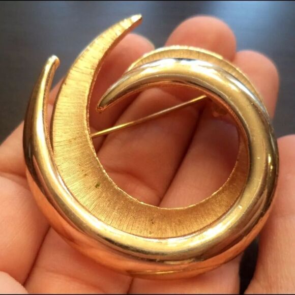 VINTAGE 1960'S CROWN TRIFARI SWRL BRUSHED GOLD PIN 1 7/8 EXCELLENT CONDITION - Picture 1 of 14
